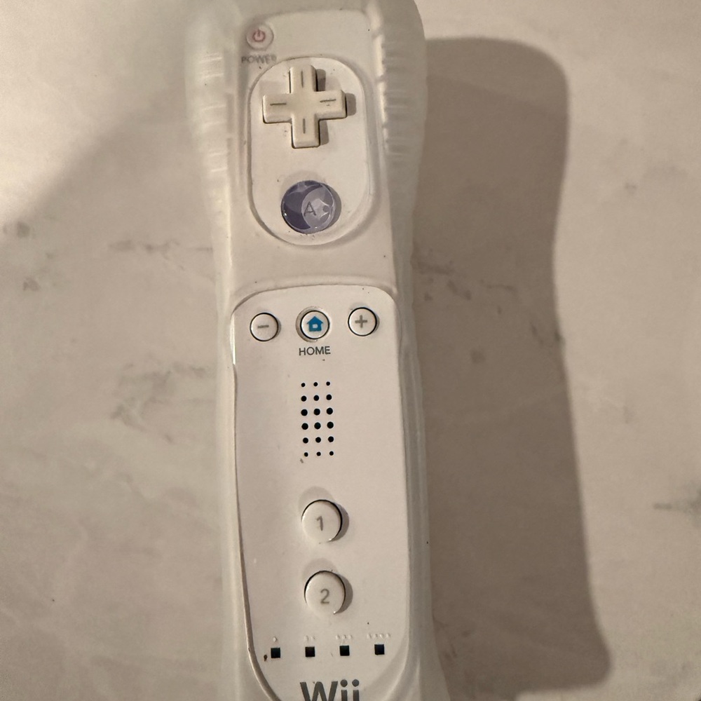 Nintendo Wii Remote Controller - Classic White with cover ( no way to test)